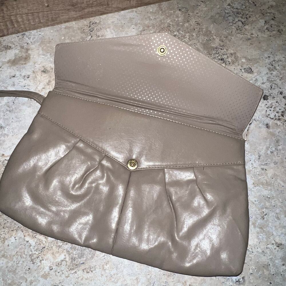 Vintage Soft Faux Leather Taupe Clutch Handbag with Snaplock Closure Wrist Purse - Picture 8 of 13